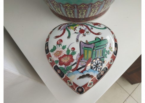 קופסת פורצלן יפנית ומכסה תואם בצורת לב, מעוטרת וחתומה