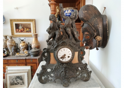שעון קמין צרפתי עתיק מהמאה ה-19, עשוי שפלטר ולוחות שיש, מעוטר בדמויות של ילדים
