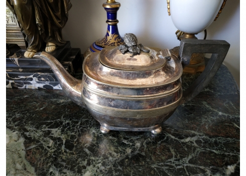 קומקום תה אנגלי עתיק (ויקטוריאני) מהמאה ה-19, עשוי נחושת מצופה כסף, ידית עץ שחור