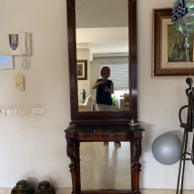 רהיט עתיק לכניסה לבית, מרשים ואיכותי במיוחד, עשוי עץ מגולף ומראה מלבנית, משטח שי