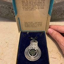 תליון מתכת ובו מטבע ברונזה עתיק מתקופת המלך אגריפס הראשון שנת 37-44 לספירה