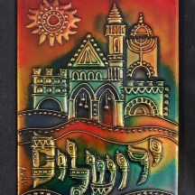 תמונת אמייל ישנה של ירושלים, חתומה AVIV , מוצמדת לעץ