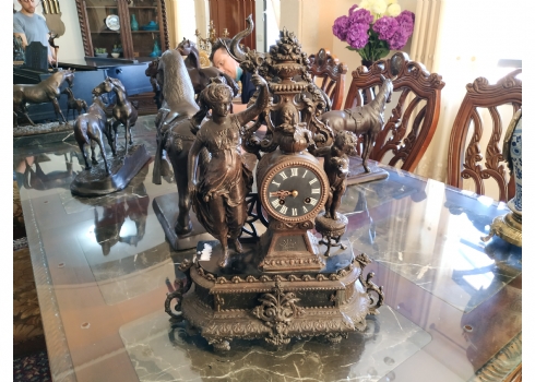 שעון שפלטר בדמויות אישה וילד, בסיס ציפחה שחורה