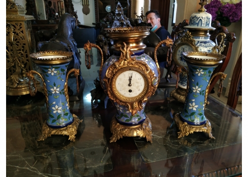 סט גארניטורה ( Garniture) הכולל שעון קמין צרפתי ישן בעל גוף חרסינה כחול מעוטר