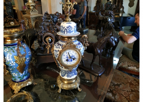 שעון קמין ישן עשוי חרסינת דלפט הולנדית מצויירת בעבודת יד בכחול קובלט