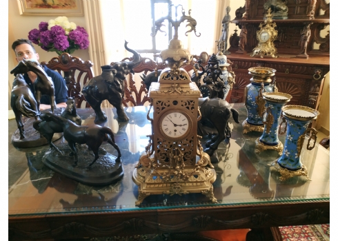 שעון קמין גדול ומרשים מאד עשוי ברונזה בסגנון הניאו רנסנס