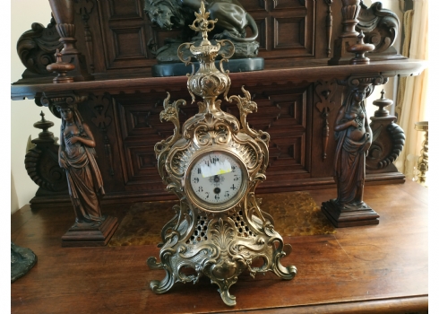 שעון קמין צרפתי ישן בסגנון עתיק