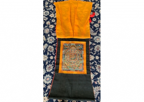 טנקה (Thangka) מצוירת ביד, לתליה על קיר, מוצמדת לבד