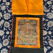 טנקה (Thangka) מצוירת ביד, לתליה על קיר, מוצמדת לבד