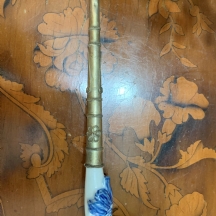 מקטרת דקורטיבית (בצורת מקטרת אופיום), עשויה מתכת ופורצלן