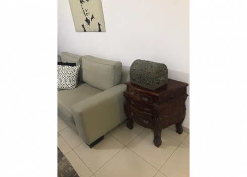 שידה קטנה עשויה עץ מגולף בסגנון עתיק