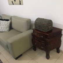 שידה קטנה עשויה עץ מגולף בסגנון עתיק