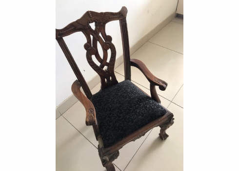 כיסא עתיק קטן, עתיק כפי הנראה לחדר ילדים, עשוי עץ