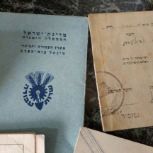 לוט מסמכים ישנים שונים, הכוללים בין השאר: תעודה מזהה מתקופת פלשתינה משנת 1948, ר