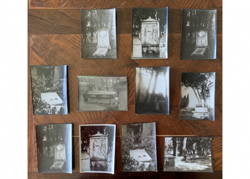 לוט של 11 צילומים ישנים של קברים בשחור לבן