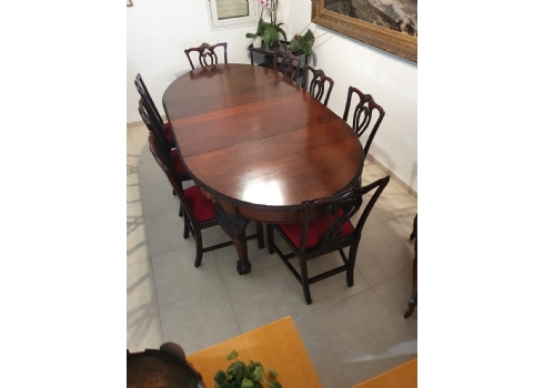 מערכת ריהוט עתיקה לפינת אוכל הכוללת שולחן ושמונה כיסאות, עשויים עץ וריפוד בד