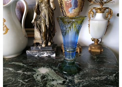 אגרטל קריסטל ייחודי ואיכותי במיוחד, עשוי זכוכית ענבר וזכוכית כחולה, מעוטר בעבודת