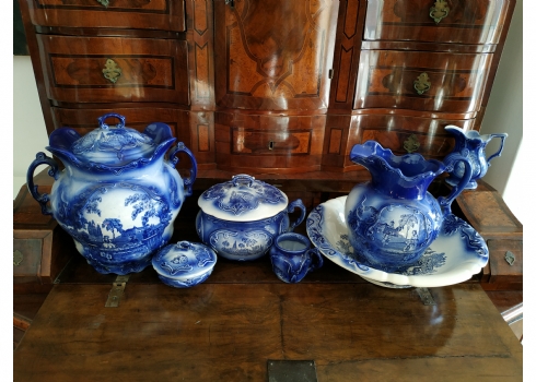 סט של שבעה כלי חרס מעוטרים בכחול קובלט בסגנון ויקטוריאני עתיק
