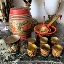 לוט של 11 חפצי חוחלומה (Khokhloma) רוסים ישנים, עשויים עץ מעוטרים ציורי יד על רק