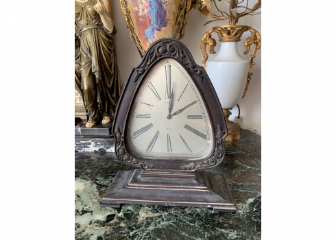 שעון שולחני אמריקאי ישן משנות ה40, עשוי בקליט ועץ