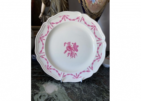 צלחת אנגלית גדולה ויפה מתוצרת: 'וודג'ווד' (Wedgwood), מעוטרת וחתומה