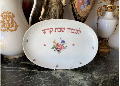 מגש פורצלן גרמני (בווארי) ישן לחלה לשבת, מעוטר בהדפס פרחוני וחתום