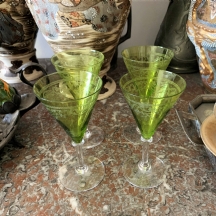 סט של 4 גביעי זכוכית אורניום עדינים ודקיקים, מעוטרים בדוגמה עדינה