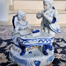 פסל חרסינה בדמות זוג נגנים, מעוטר בכחול קובלט, לא חתום