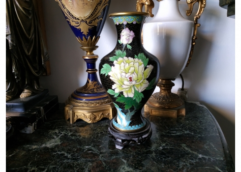 אגרטל קלואזונה (Cloisonné) סיני ישן, עשוי נחושת מוזהבת ומעוטר באמייל על רקע שחור