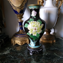 אגרטל קלואזונה (Cloisonné) סיני ישן, עשוי נחושת מוזהבת ומעוטר באמייל על רקע שחור
