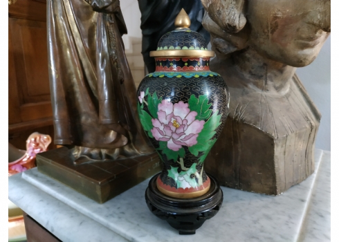 אגרטל קלואזונה (Cloisonné) סיני ישן, עשוי נחושת מוזהבת ומעוטר באמייל על רקע שחור