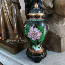 אגרטל קלואזונה (Cloisonné) סיני ישן, עשוי נחושת מוזהבת ומעוטר באמייל על רקע שחור
