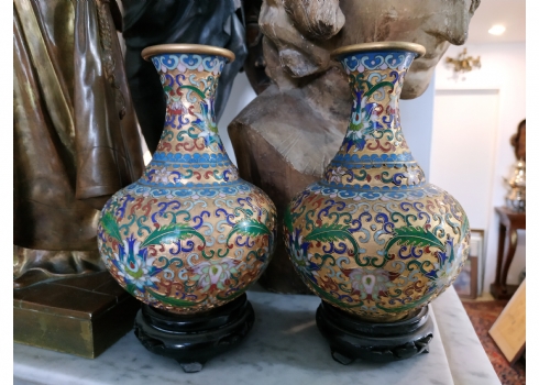 זוג אגרטלי 'קלואזונה' (Cloisonne) סינים ישנים עשויים נחושת מצופה זהב ומעוטרים