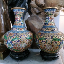 זוג אגרטלי 'קלואזונה' (Cloisonne) סינים ישנים עשויים נחושת מצופה זהב ומעוטרים