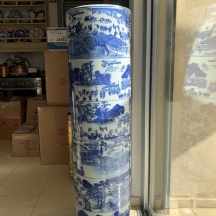 כד סיני גלילי גדול מימדים ומרשים במיוחד, עשוי פורצלן, מעוטר בצביעת יד בכחול