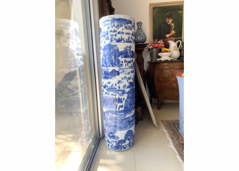 כד סיני גלילי גדול מימדים ומרשים במיוחד, עשוי פורצלן, מעוטר בצביעת יד בכחול