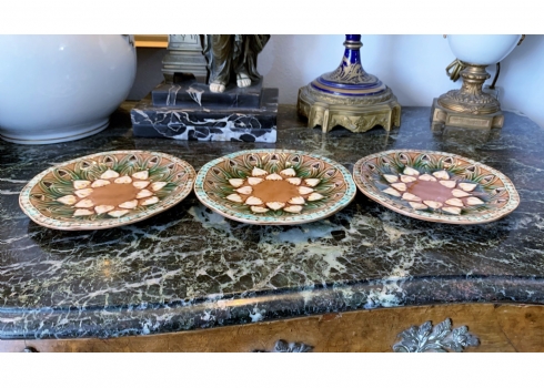 שלוש צלחות מג'וליקה גרמניות עתיקות מתוצרת: 'Villeroy & Boch', חתומות, 1833-1891