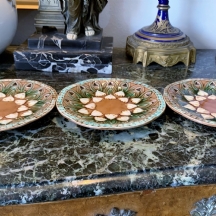 שלוש צלחות מג'וליקה גרמניות עתיקות מתוצרת: 'Villeroy & Boch', חתומות, 1833-1891