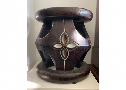 כיסא צ'יף אפריקאי טקסי עתיק (Chief Ceremonial Stool) של אנשי ה 'Bamileke' מקמרון