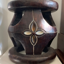 כיסא צ'יף אפריקאי טקסי עתיק (Chief Ceremonial Stool) של אנשי ה 'Bamileke' מקמרון