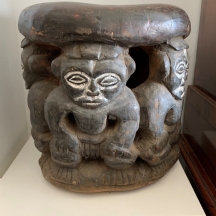 כיסא צ'יף אפריקאי טקסי עתיק (Chief Ceremonial Stool) של אנשי ה 'Bamileke' מקמרון
