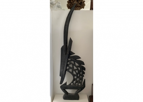 עיטור ראש לגבר מסוג 'Chiwara' או 'Chi Wara', בדמות אנטילופה שבט הבאמאנה