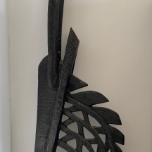עיטור ראש לגבר מסוג 'Chiwara' או 'Chi Wara', בדמות אנטילופה שבט הבאמאנה