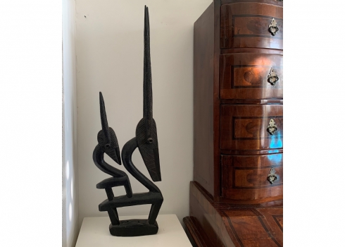 עיטור ראש לאישה מסוג 'Chiwara' או 'Chi Wara', בדמות אנטילופה שבט הבאמאנה