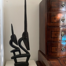 עיטור ראש לאישה מסוג 'Chiwara' או 'Chi Wara', בדמות אנטילופה שבט הבאמאנה