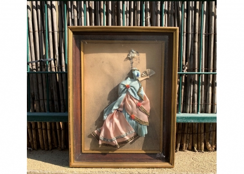תמונה בסגנון ויקטוריאני עתיק (תלת מימד) בדמות אישה בשמלה בגווני תכלת וורוד