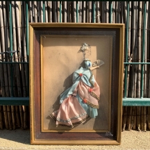 תמונה בסגנון ויקטוריאני עתיק (תלת מימד) בדמות אישה בשמלה בגווני תכלת וורוד