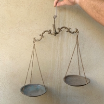 קישוט לתליה בצורת מאזני שקילה עתיקות, עשוי פליז