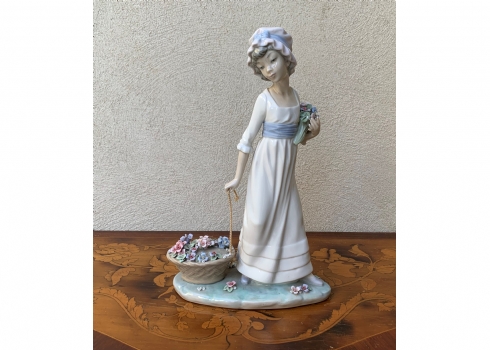 פסל פורצלן ספרדי מתוצרת: 'ידרו' (Lladro), בדמות ילדה ופרחים, מעוטר בצביעת יד