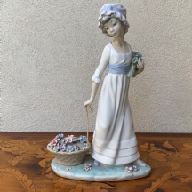 פסל פורצלן ספרדי מתוצרת: 'ידרו' (Lladro), בדמות ילדה ופרחים, מעוטר בצביעת יד
